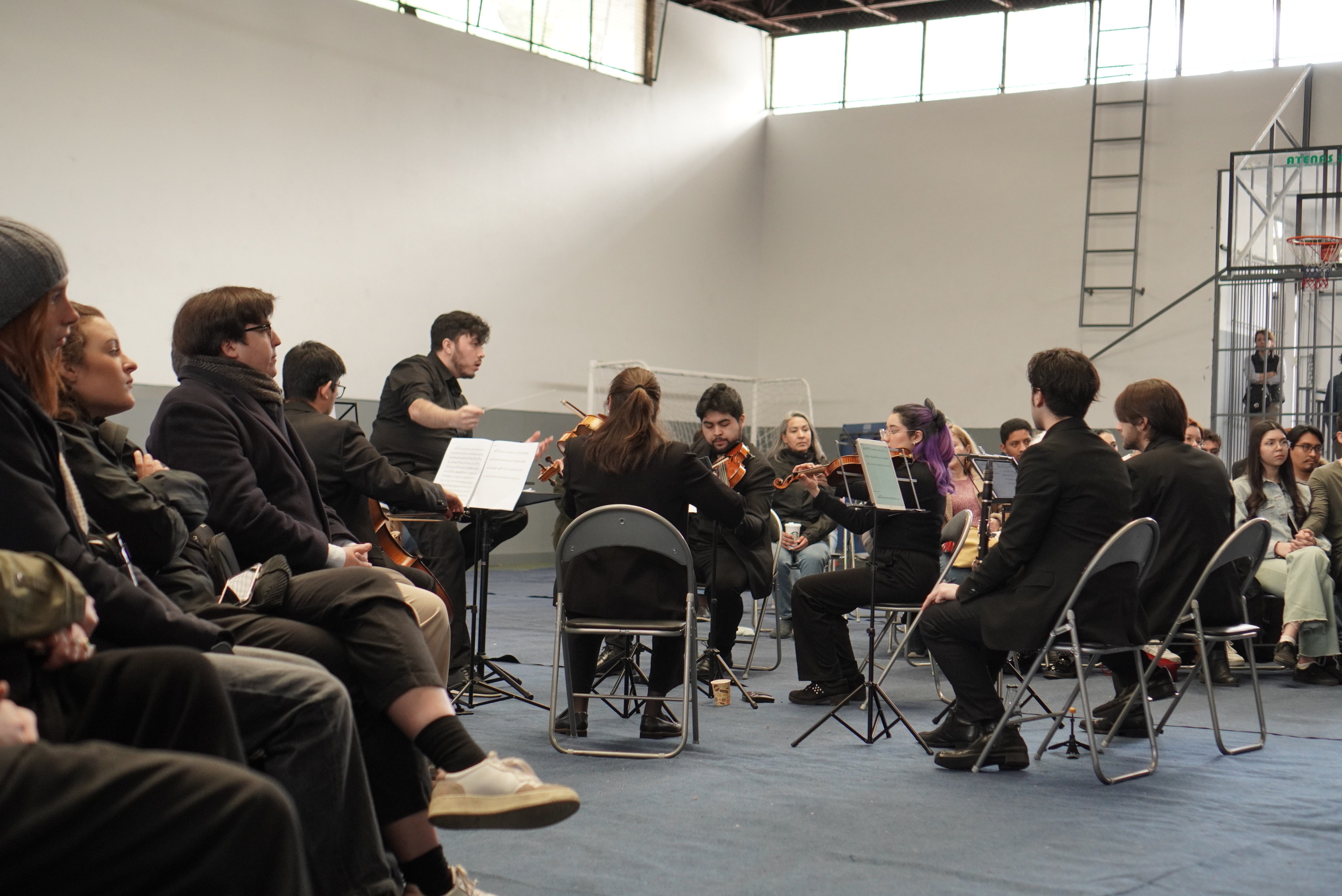 Orquesta tocando en gimnasio