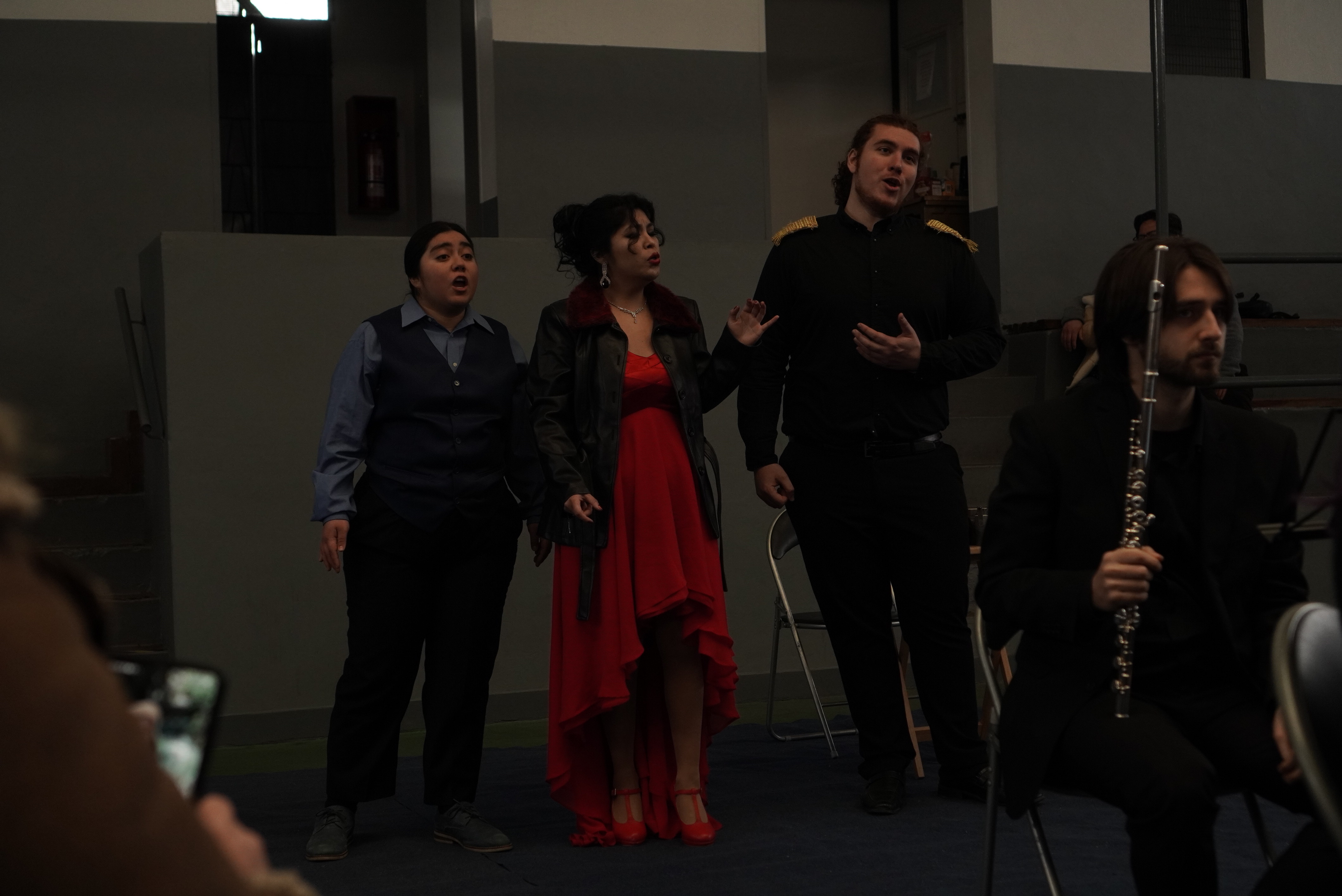 Presentación en gimnasio con cantantes y músicos