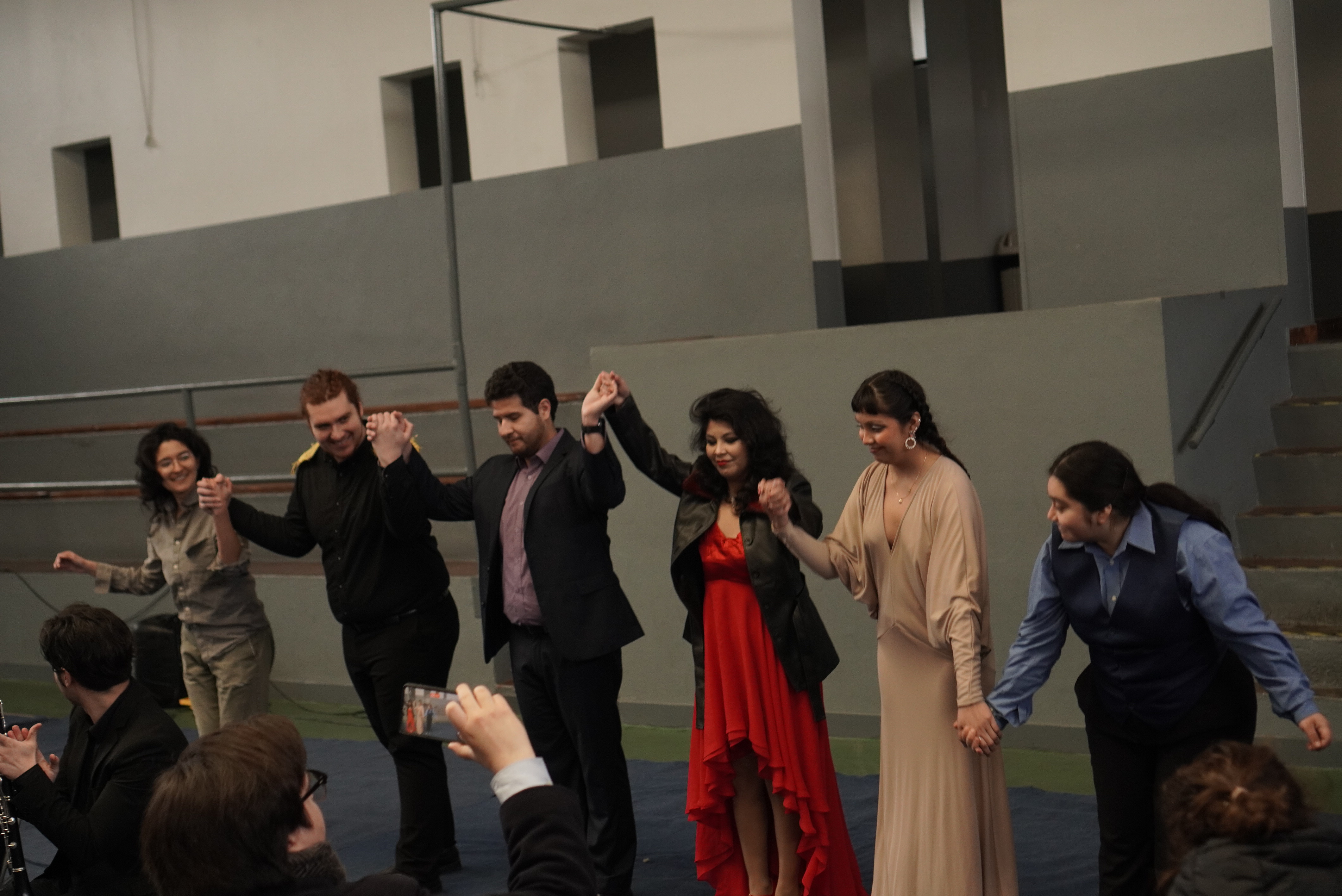 Cantantes haciendo reverencia al final de presentación