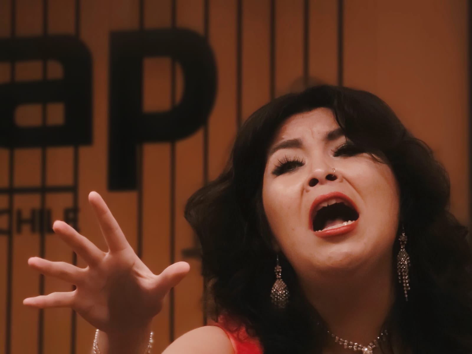 Primer plano de cantante con expresión dramática